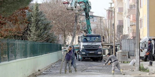 AYTAÇ SOKAK’TA DEMİRLİ BETON YOL YAPIMI DEVAM EDİYOR